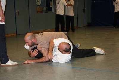 Ringkampf auf dem Boden, zwei gegen einen - Foto: © 2011 by Schattenblick
