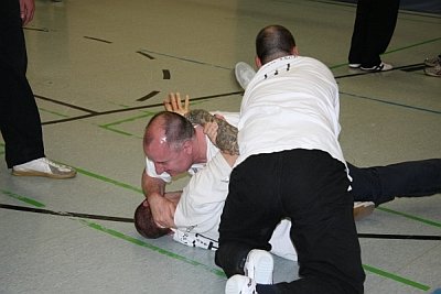 Ringkampf auf dem Boden, zwei gegen einen - Foto: © 2011 by Schattenblick
